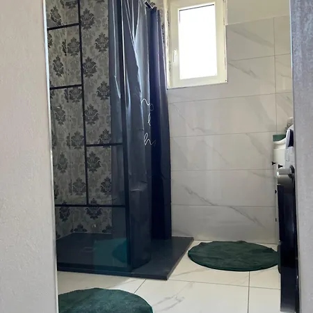 Apartament Hisa Megiclinic - & Healing Center *
